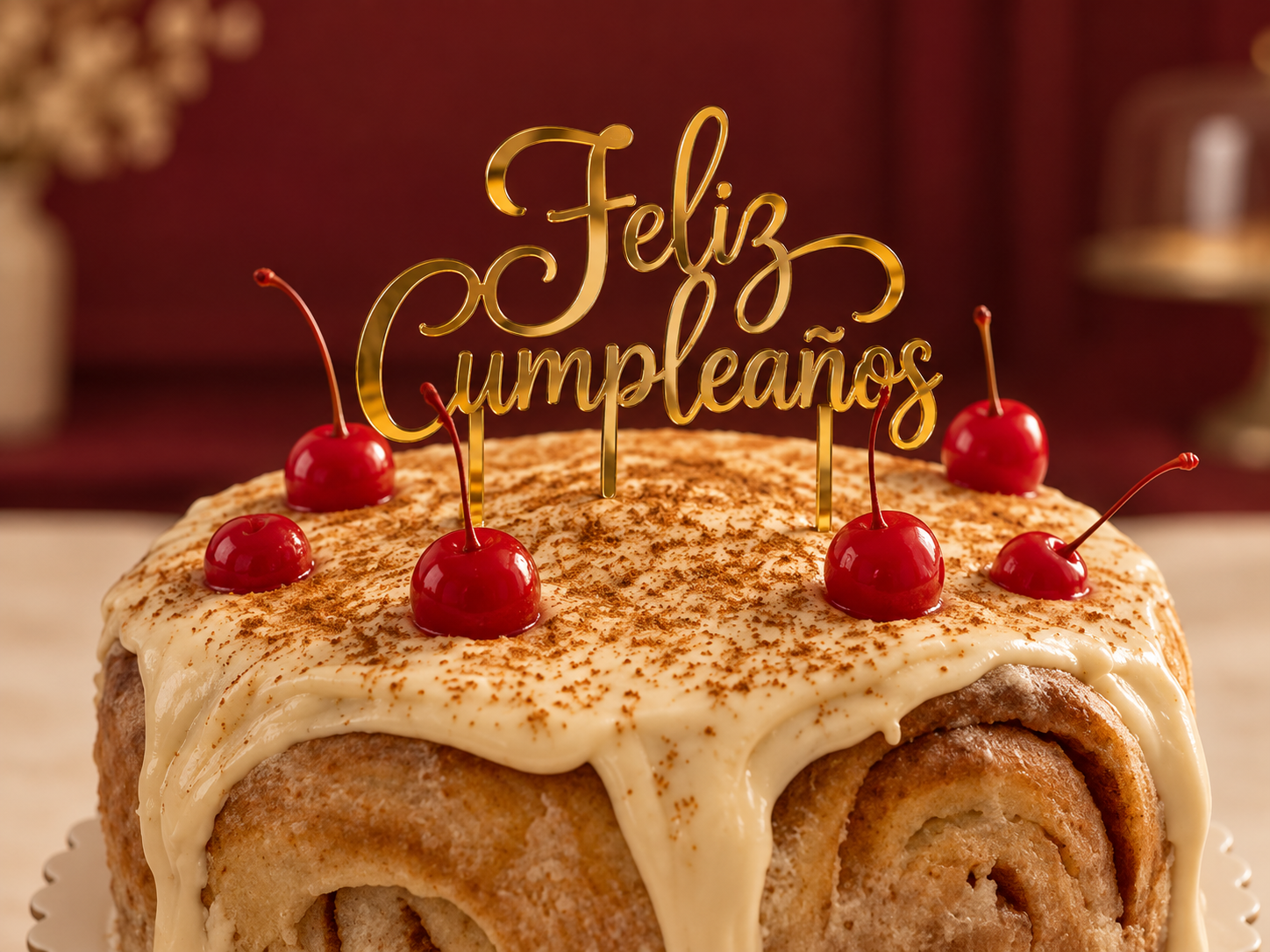 Cake topper dorado Feliz Cumpleaños sobre un Roll Cake Caela
